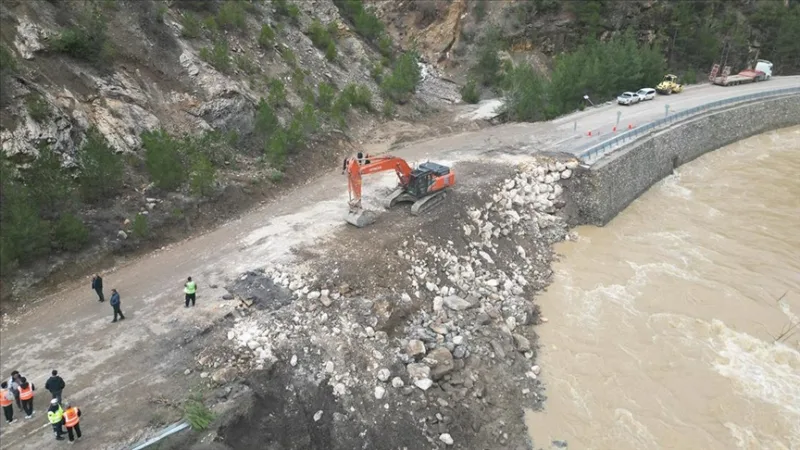 Pokračujú práce na ceste uzavretej pre dopravu v dôsledku zosuvu pôdy v Adane